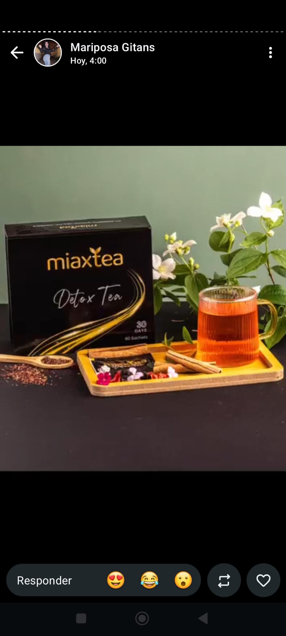 Caja de MiaxTea Detox Tea de 60 sobres junto a una taza de infusión y canela